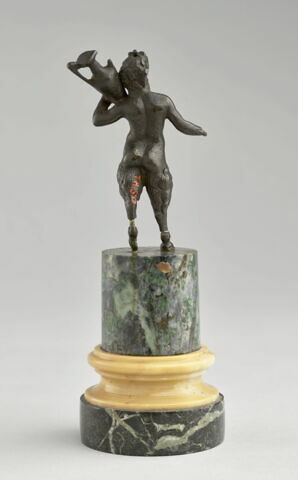 Statuette : satyre portant une amphore, image 3/4