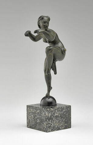 Statuette : faunesse debout sur un pied et dansant; pastiche néo-antique, image 3/4