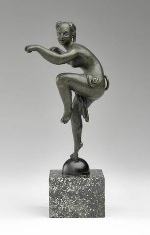 Statuette : faunesse debout sur un pied et dansant; pastiche néo-antique