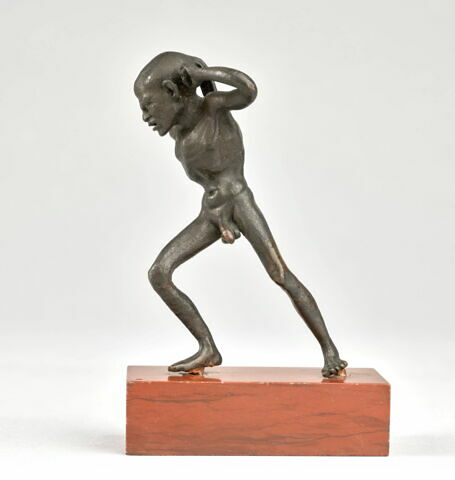 Statuette : pygmée debout dans l'attitude de la lutte