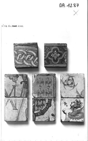 Carreau de pavage carré : buste de chimère