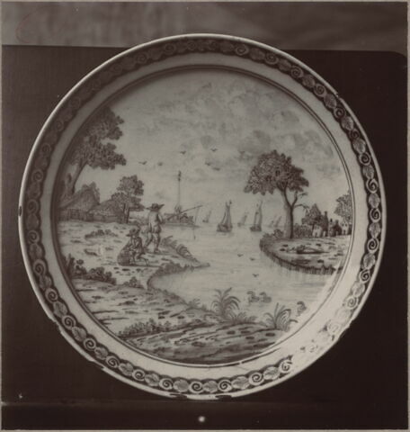 Assiette à décor en camaïeu bleu : un pêcheur au bord d'un estuaire., image 3/3