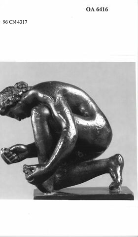 Statuette : femme à sa toilette, image 2/4