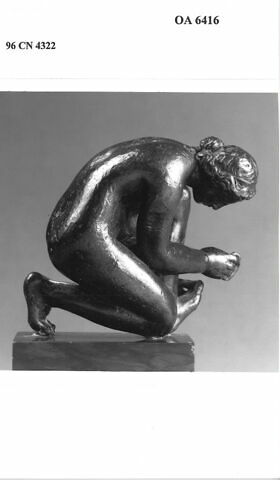 Statuette : femme à sa toilette, image 4/4