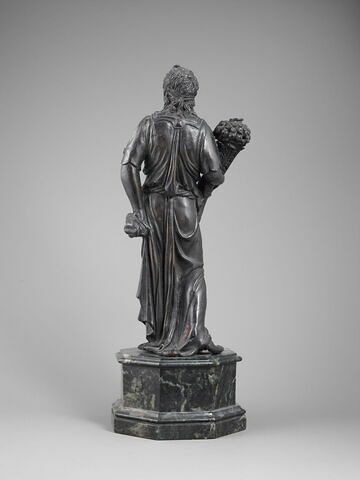 Statuette : femme debout tenant une corne d'abondance, image 2/3