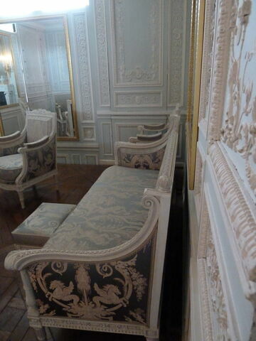 Fauteuil faisant partie d'un mobilier livré en 1785 pour le salon du comte de Provence et de la comtesse de Balbi, à Versailles, image 2/4