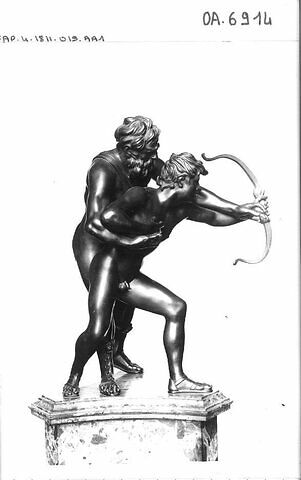 Groupe sculpté : homme enseignant le tir à l'arc, image 1/1