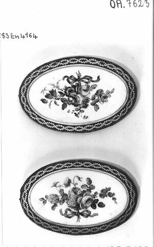 Bonheur du jour de style Louis XVI orné de plaques en porcelaine de Sèvres, image 3/3