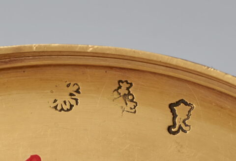 Tabatière de forme ovale en or émaillé brun et bleu pâle, image 4/9