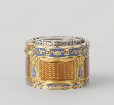 Tabatière de forme ovale en or émaillé brun et bleu pâle, image 5/9
