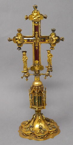Croix-reliquaire à base polylobée, orné de figures d'applique : symboles des Evangélistes, Vierge, Saint Jean.