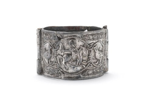 Bracelet à décor de cavaliers et de griffons d’un groupe de trois (OA 8200 à OA 8202)