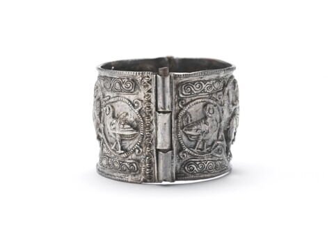 Bracelet à décor de cavaliers et de griffons d’un groupe de trois (OA 8200 à OA 8202), image 2/4