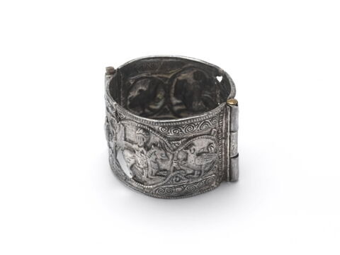 Bracelet à décor de cavaliers et de griffons d’un groupe de trois (OA 8200 à OA 8202), image 4/4
