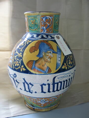 Vase : profil de guerrier dans un médaillon