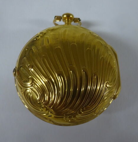 Montre ronde : motif en coquille rocaille, image 1/3
