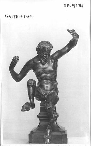 Statuette : satyre assis les bras écartés, image 1/1