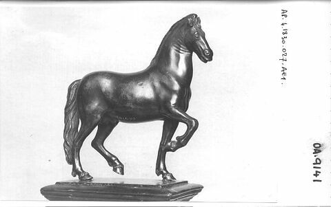 Statuette : cheval au pas