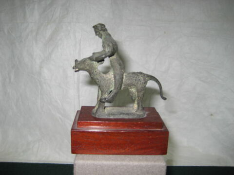 Statuette : Homme nu à cheval sur un buffle, image 1/1