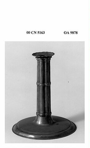 Flambeau à tige polylobée et base ronde, avec bobèche indépendante, image 1/1