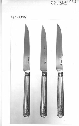 Trois couteaux de table à lames d'acier et manches de vermeil ciselé, image 3/3