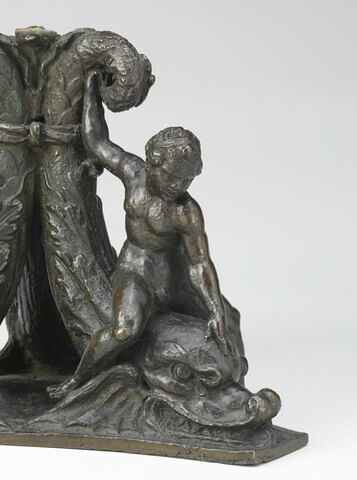 Pied de chandelier : trois putti chevauchant des dauphins, image 3/3