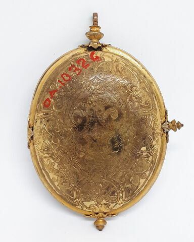 Pendentif ovale, argent niellé et cuivre doré : Christ de pitié avec deux anges, image 2/3