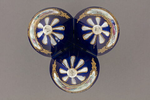 Trois vases réunis par des guirlandes, image 2/9