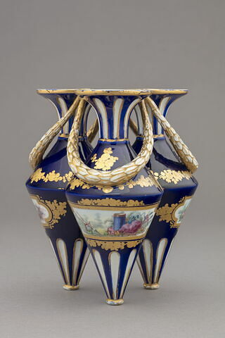 Trois vases réunis par des guirlandes, image 3/9