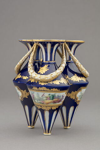 Trois vases réunis par des guirlandes, image 4/9