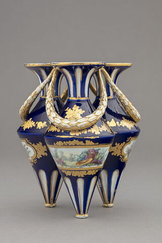 Trois vases réunis par des guirlandes, image 1/9