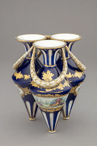 Trois vases réunis par des guirlandes, image 5/9