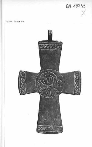 Petite croix personnage nimbé, gravé au centre