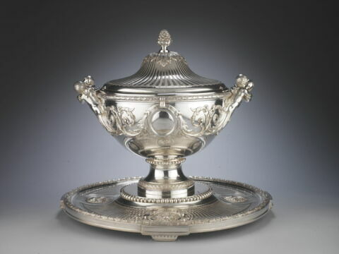 Grand pot à oille avec son plateau et sa doublure du service du Roi George III d'Angleterre et de Hanovre, image 1/1