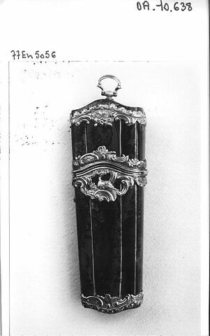 Etui nécessaire , plat et légèrement trapézoïdal , en jaspe d'Egypte monté en or , à décor d' oiseau ,avec un anneau
Angleterre vers 1760_1770.