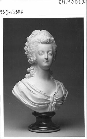 Biscuit : buste de Marie-Antoinette, image 1/1