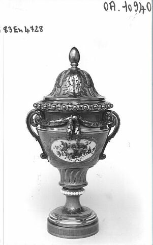 Petit vase Fontanieu, d'une garniture (OA 10939 à OA 10941)