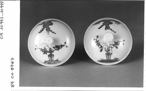 Petit pot couvert, d'une paire (OA 10998) à décor chinois, image 2/3
