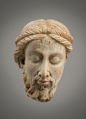 Fragment de statuette : tête de Christ, image 2/5