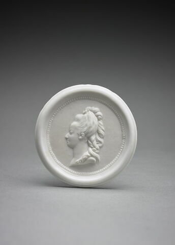 Médaillon représentant la reine Marie-Antoinette, image 1/2