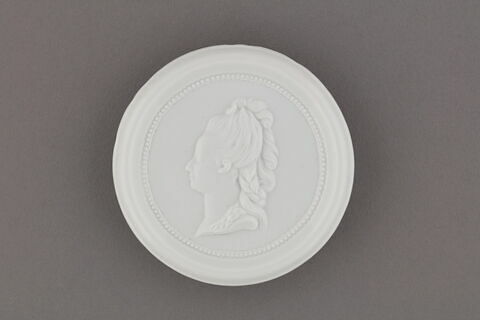 Médaillon représentant la reine Marie-Antoinette, image 2/2