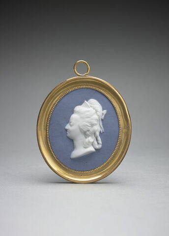 Médaillon ovale : la reine Marie-Antoinette de profil, image 1/2