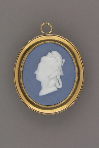 Médaillon ovale : la reine Marie-Antoinette de profil, image 2/2