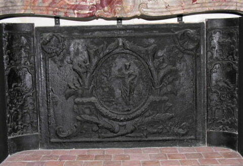 Plaque de cheminée en trois parties : scène de Sacrifice et Salamandres, image 1/1