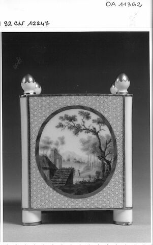 Caisse à fleurs carrée, d'une paire (OA 11361) 
Manufacture de Sèvres
au revers : double L