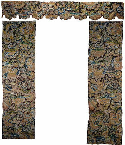 Trois morceaux de tapisseries au petit point et au gros points comportant une cantonnière et deux tombants dans le goût chinois, image 3/6