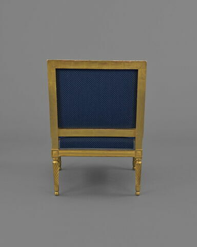 Fauteuil à dossier carré d'un mobilier de salon comprenant dix-sept pièces (OAR 205 à OAR 221), image 2/4