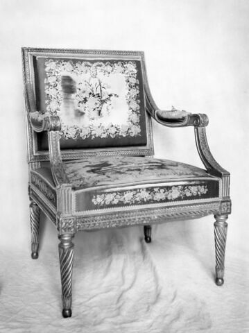 Fauteuil à dossier carré d'un mobilier de salon comprenant dix-sept pièces (OAR 205 à OAR 221), image 5/5