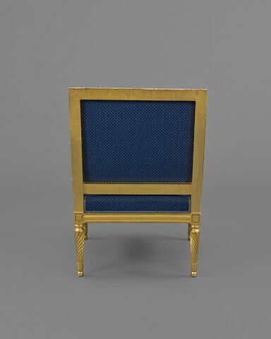 Fauteuil à dossier carré d'un mobilier de salon comprenant dix-sept pièces (OAR 205 à OAR 221), image 2/5