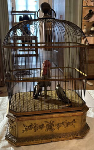 Boîte à musique : petite cage enfermant trois oiseaux chanteurs, image 3/6